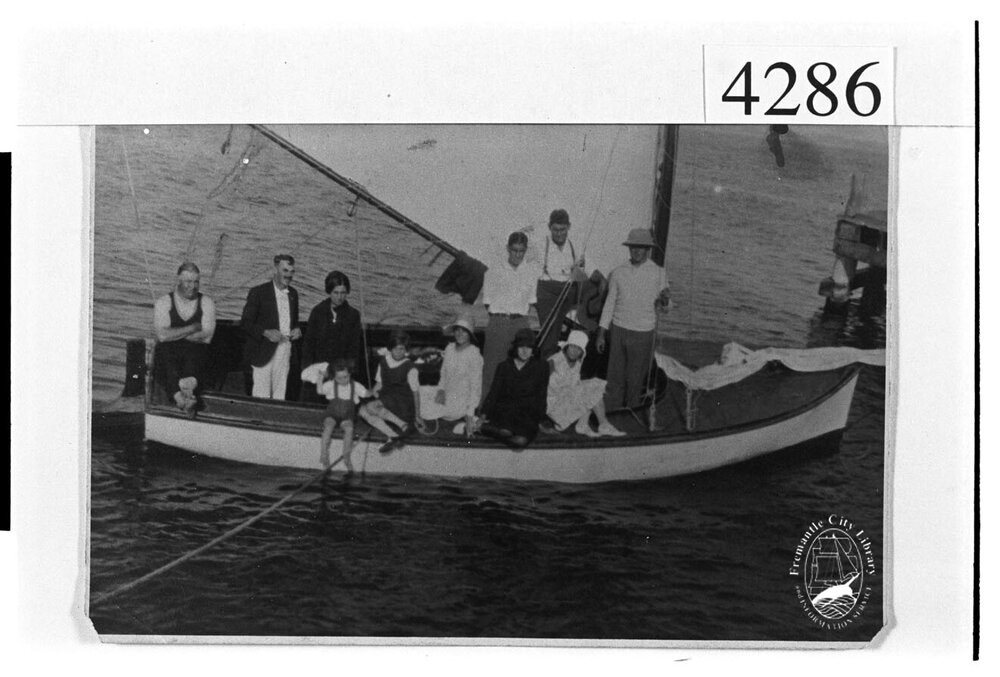 The Helliwell and Abercromby families boating on the Swan