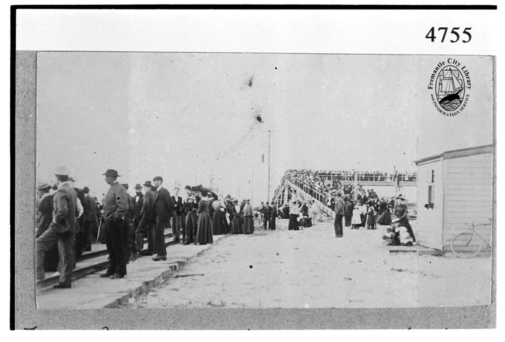 Crowd at the Harbour