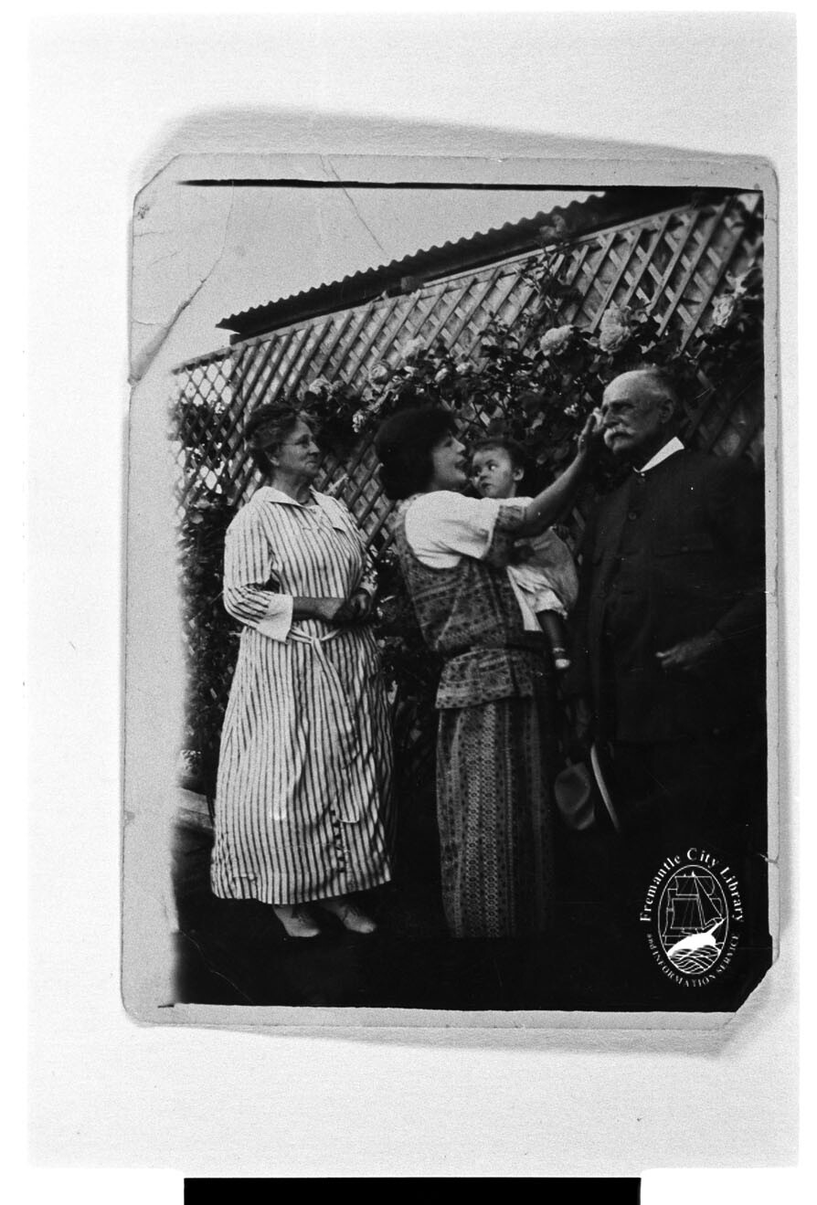 Chamberlain family at Sunnyside, Hamilton Hill