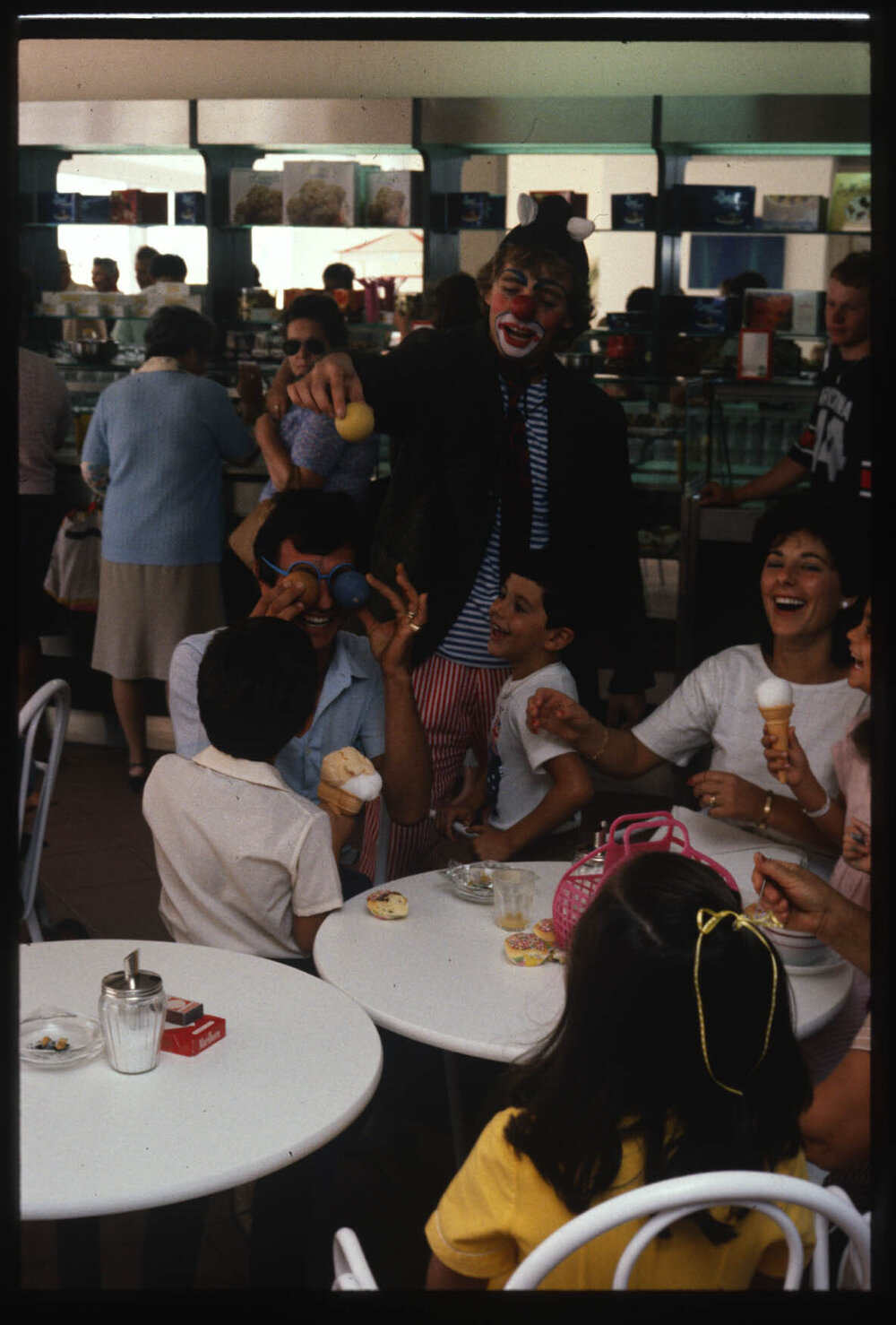 Clown entertaining in a Fremantle caf?&Acirc;&laquo;.