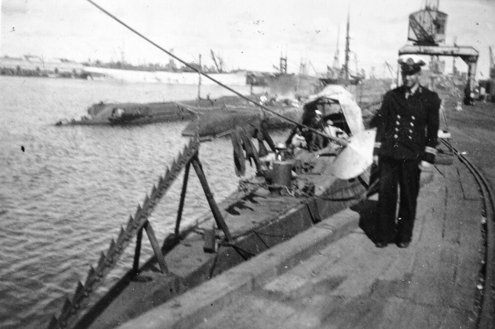 Dutch officer with submarine in Fremantle 1942