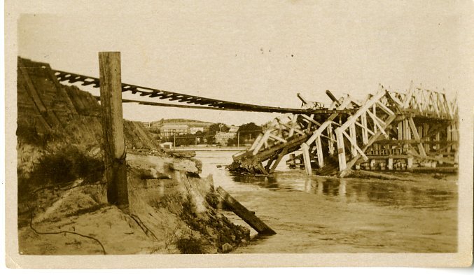 Fremantle rail bridge collapse during floods, 1926