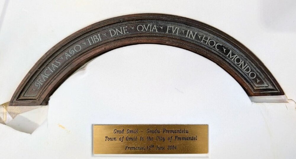 Friendship City - Croatian gift - &ldquo;House of a Happy Man&rdquo; inscription