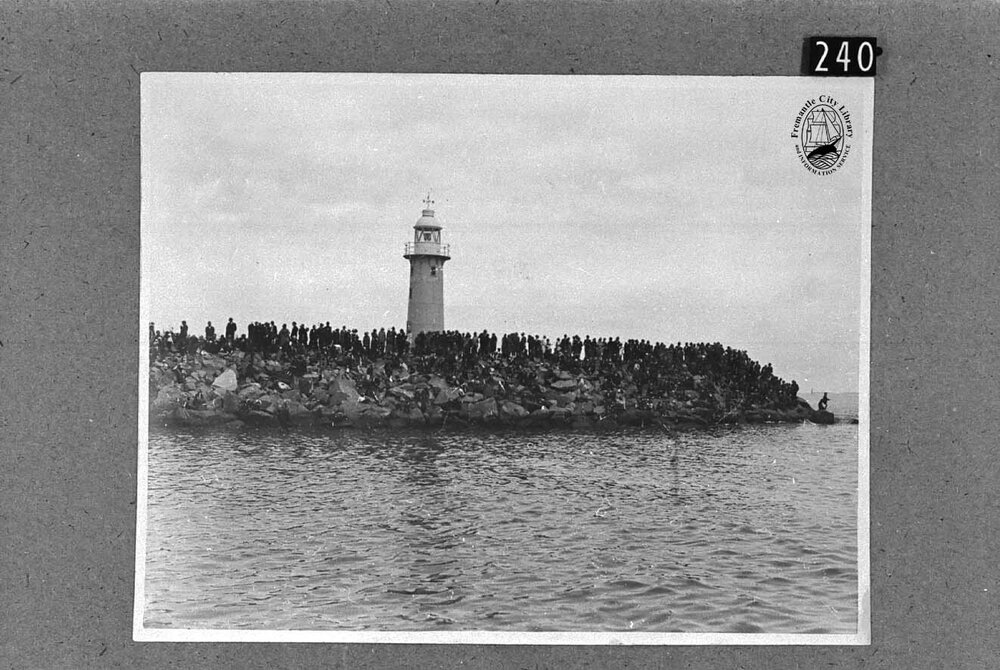 A last glimpse of Fremantle for the Duke and Duchess of York from South Mole
