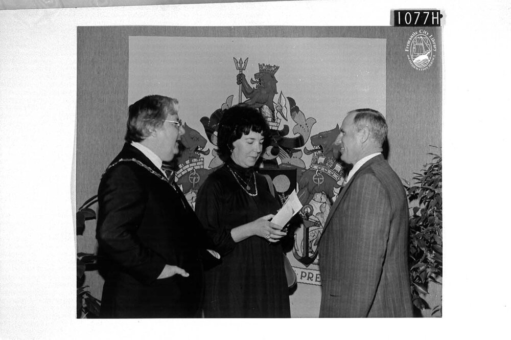 Presentation of the tapestry to the Mayor