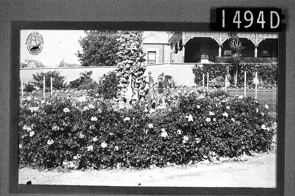 Gardens, Queens Square