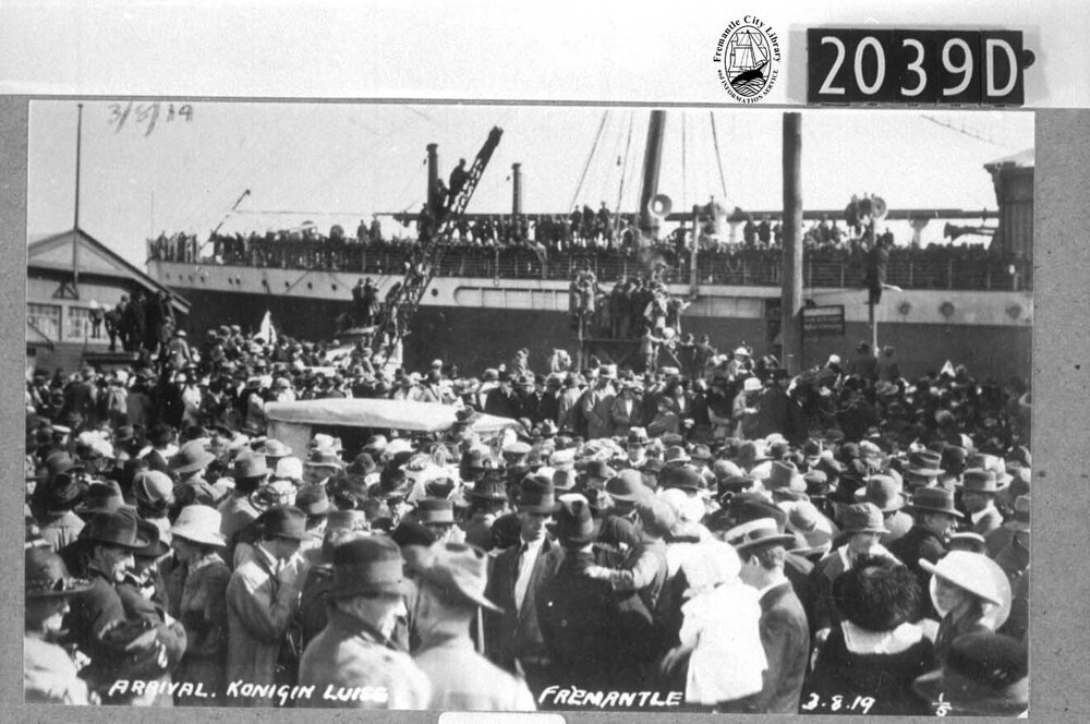 Crowd on Victoria Quay