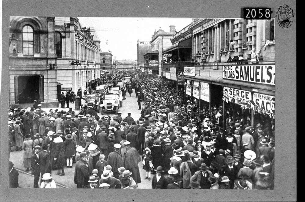 Returned soldiers welcomed by a big crowd