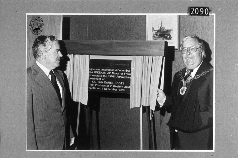 Mayor W A McKenzie unveils a plaque