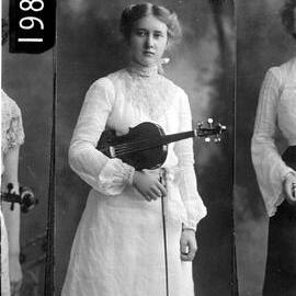 Female violin player