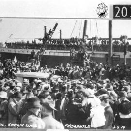 Crowd on Victoria Quay
