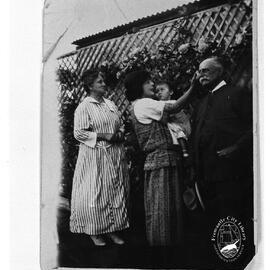 Chamberlain family at Sunnyside, Hamilton Hill