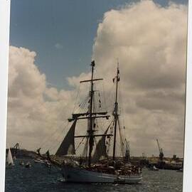 Departure of the re-enactment fleet for the 200th Anniversary of arrival of the First Fleet in 1788.