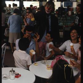 Clown entertaining in a Fremantle caf?Â«.